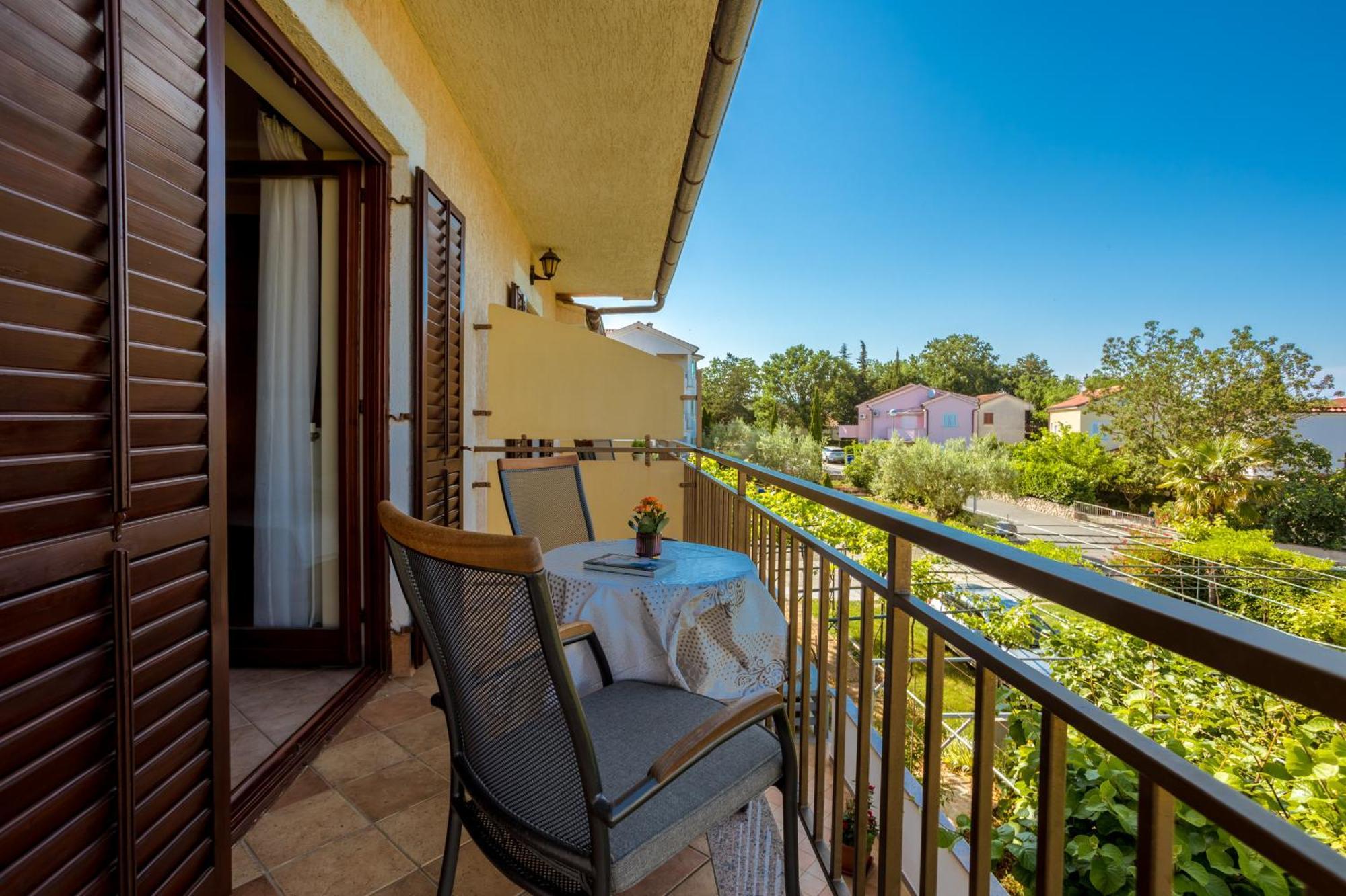 Apartments And Rooms Kod Keti Malinska Ngoại thất bức ảnh