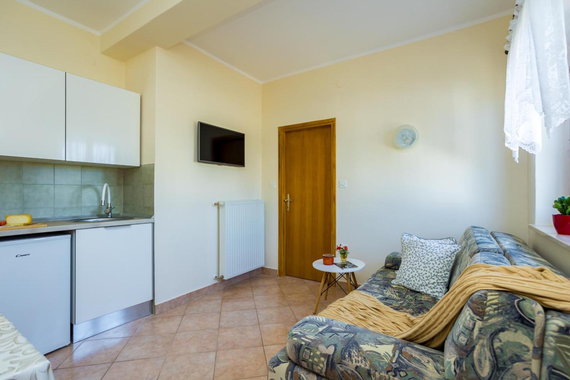 Apartments And Rooms Kod Keti Malinska Ngoại thất bức ảnh